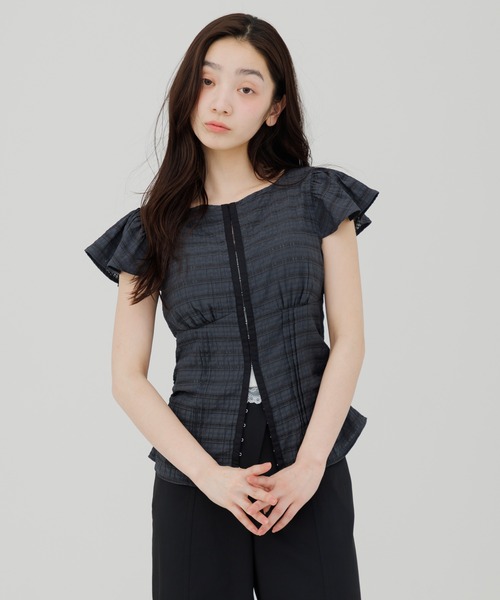 ブラウス シャツ 半袖 front hook ruffle shoulder tops（フロント