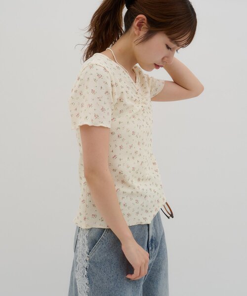 Discoat（ディスコート） tシャツ 「umm.」胸ギャザー花柄ワッフル半袖