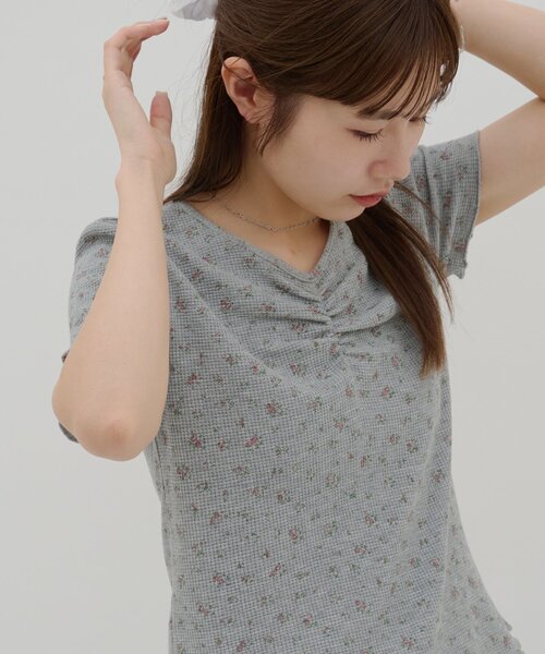 Discoat（ディスコート） tシャツ 半袖 「umm.」胸ギャザー花柄