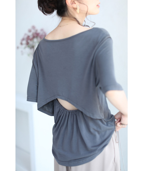 tシャツ 印象的な後ろ姿。バックラインホールのTシャツトップス（グレー） レディース