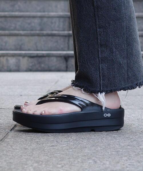 希少28cm美品・厚底リカバリーサンダルOOFOSウーフォスBLACK OOFOS（ウーフォス） サンダル OOmega ウーメガ リカバリーサンダル