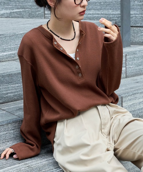 新品･未使用!! ブラウン＊大人気ロングスリーブワッフルヘンリーチュニック HUG.U（ハグユー） ロンT ワッフル レディース トップス ロング T