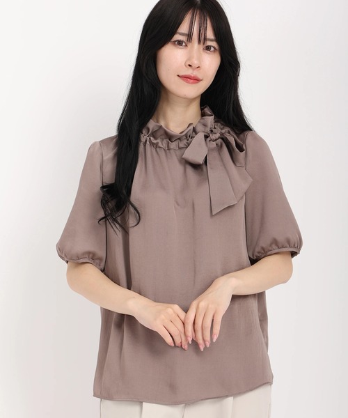 STAAWBERRY-FIELDSリボンブラウス トップス STRAWBERRY-FIELDS tシャツ セレモニー・オフィスシーンに