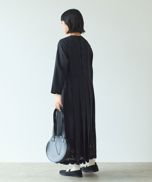 WEB限定お買い得商品の新着アイテム de bulle savon 刺繍プリーツワンピース T/R ワンピース トップス