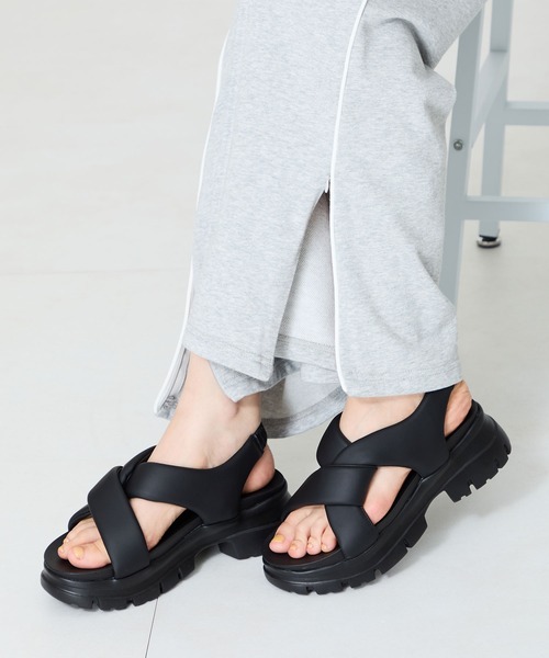 ブラック厚底フラットサンダル セール】5cm厚底 バックゴム ナローストラップ コンフォート フラット