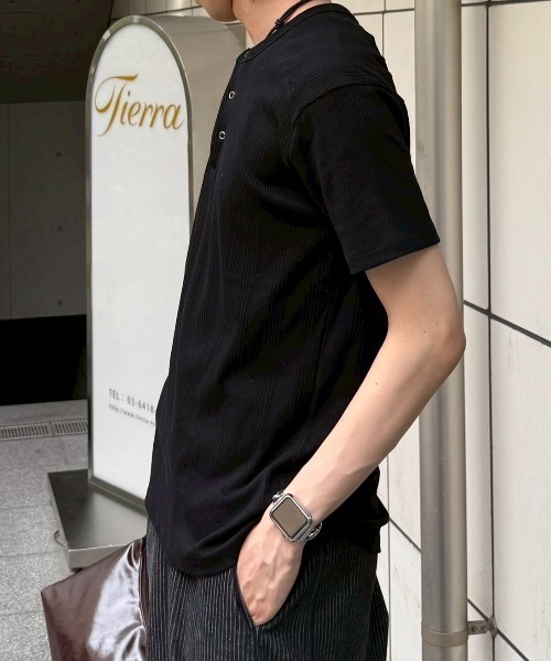 Chikashitsu+（チカシツプラス） ヘンリーネック tシャツ