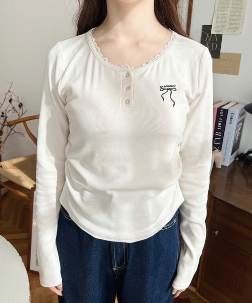 りーり出品 moment+ tシャツ ヘンリーネックレースワンポイント刺繍長袖リブ
