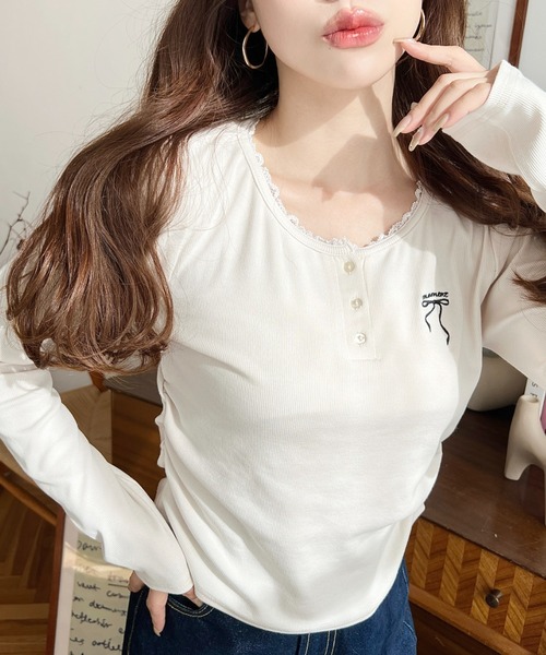 moment+ tシャツ ヘンリーネックレースワンポイント刺繍長袖リブ