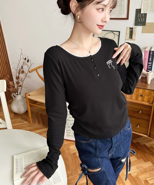 moment+ tシャツ ヘンリーネックレースワンポイント刺繍長袖リブ