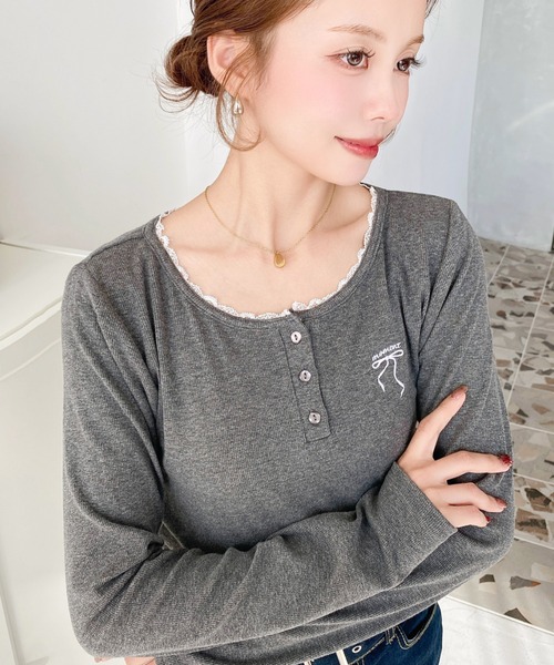 moment+ tシャツ ヘンリーネックレースワンポイント刺繍長袖リブ