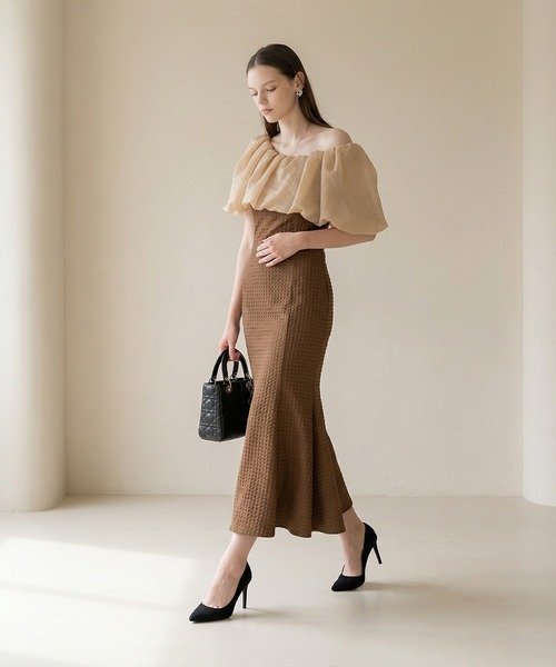 LEJA LUXEブラウンオフショルダーパーティードレス Leja（レジャ） ドレス 「LEJA」2WAYオフショルダーパフスリーブ