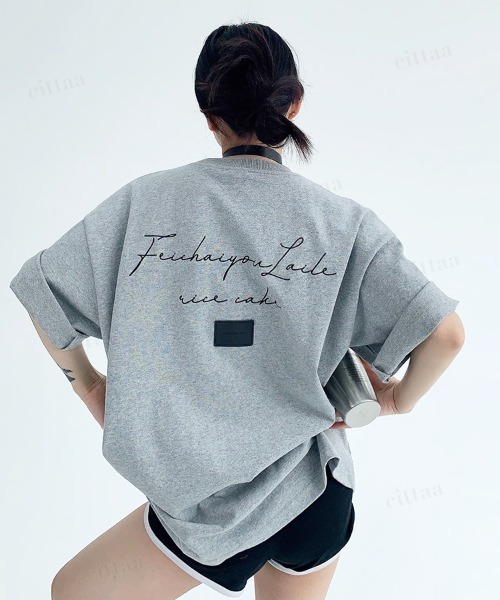 tシャツ 韓国ファッション Feichaiyou筆記体ロゴフェイクレザーラベル付き半袖Tシャツ レディース メンズ
