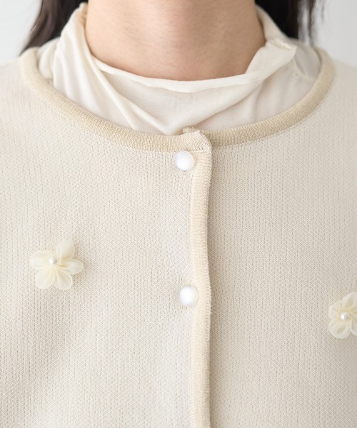 花モチーフ付きクリーム色ニットカーディガン Lace Ladies（レースレディース） カーディガン 花モチーフ付き V