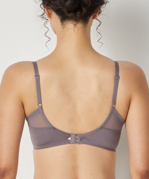 AMOSTYLE（アモスタイル） ブラジャー 「脇高で背中の段差スッキリ