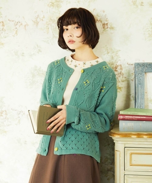 Jocomomola（ホコモモラ） カーディガン フラワー刺繍ケーブルニット