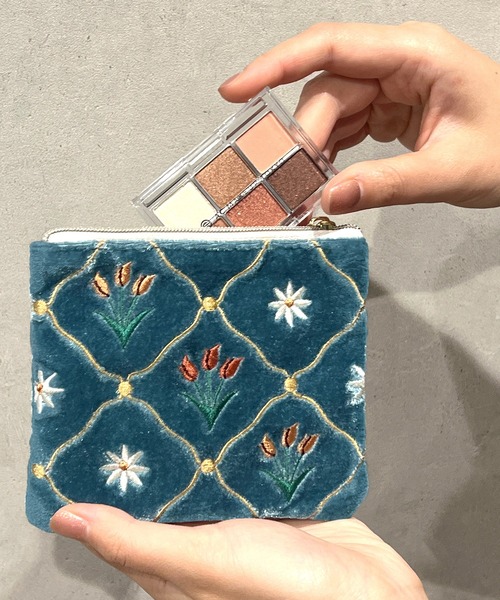 なっきです♪草花のリース刺繍　ペタンコポーチ　ハンドメイド なっき様専用です♪草花のリース刺繍 ペタンコポーチ ハンドメイド