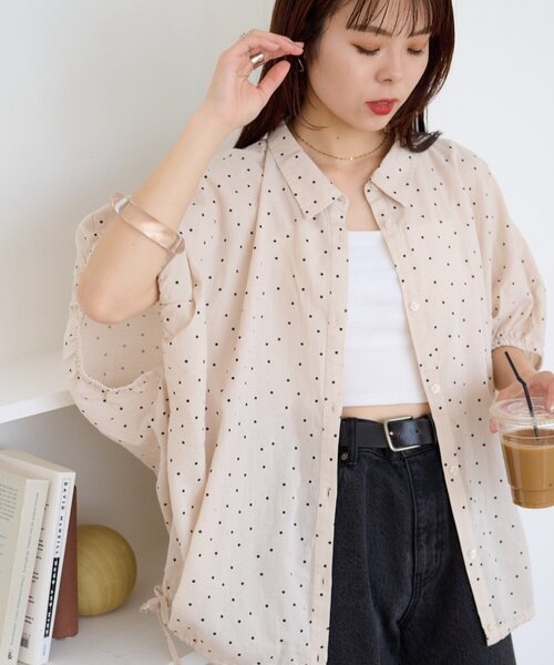 ブラウス シャツ 「さらっと快適/二の腕カバー」綿麻袖ギャザー裾リボンバルーンシャツ レディースの画像