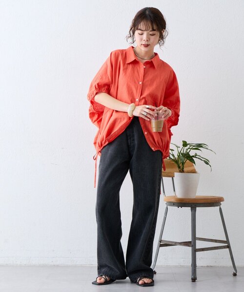 ブラウス シャツ 「さらっと快適/二の腕カバー」綿麻袖ギャザー裾リボンバルーンシャツ レディースの画像