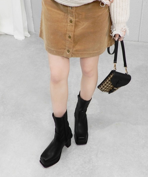minia（ミニア） ブーツ ワイドスクエアトゥの厚底ピースミドルブーツ