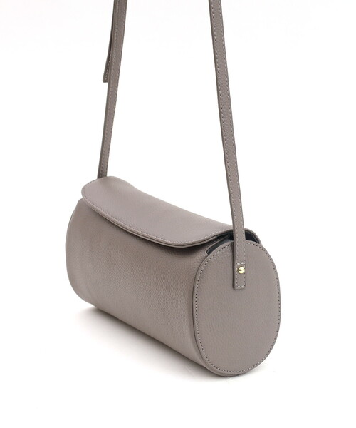 ❤新品❤【COOCO】シュリンクレザー 筒形カブセ ショルダーバッグ 革 牛革 COOCO（クーコ） ショルダーバッグ バッグ 「牛革」シュリンクレザー筒
