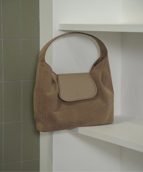 lawgy（ラウジー） ハンドバッグ brushed material flap point bag 
