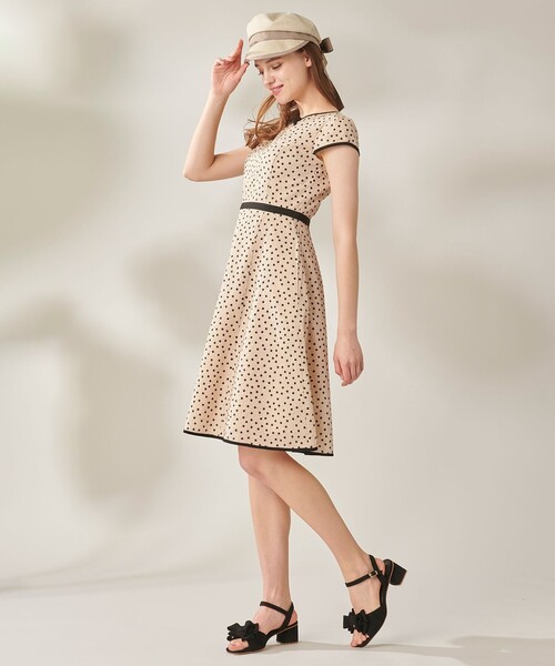 美品　TOCCA トッカ　ＣＡＲＡＭＥＬＬＡドレス　ワンピース　ベージュ系　2 TOCCA（トッカ） ワンピース 【再入荷！】CARAMELLA DRESS ドレス