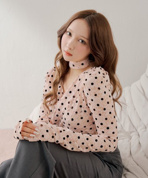 レースチョーカー付き千鳥柄トップス SALON by Chico】チョーカー付きフロッキードットレーストップス