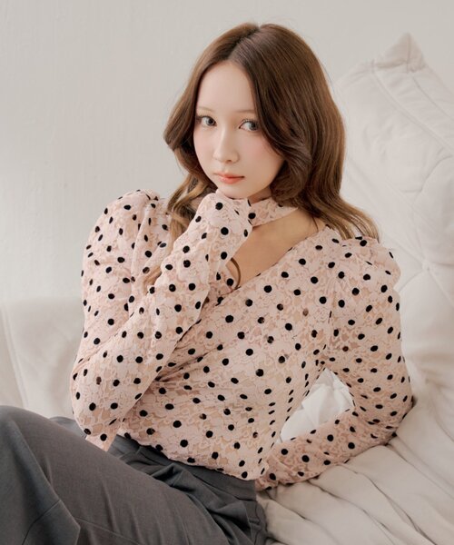CHICO チョーカー付きフロッキードットレーストップス ライトベージュ Chico（チコ） tシャツ 「SALON by Chico」チョーカー付きフロッキー