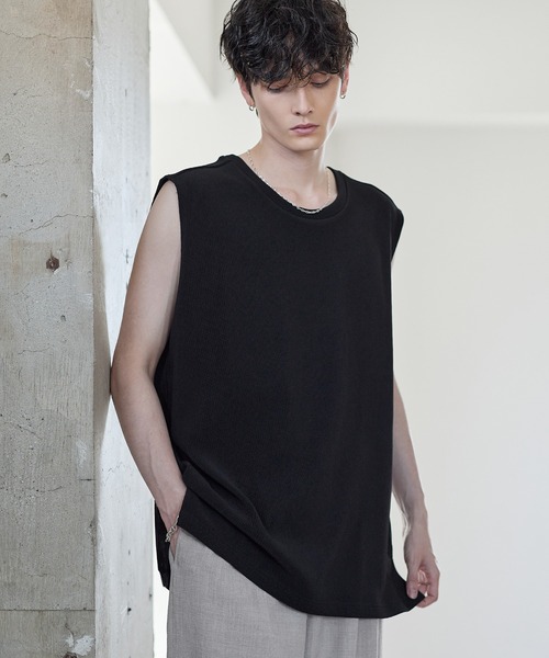 【HOMME PLISSE】ノースリーブ タンクトップ 3 HOMME PLISSÉ ISSEY MIYAKE: Black Basics Tank Top | SSENSE