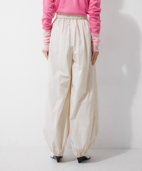 【美品】アダムエロペ　パラシュートスラックス　オフホワイト　バルーンパンツ ADAM ET ROPE' パンツ 「環境配慮」パラシュートスラックス