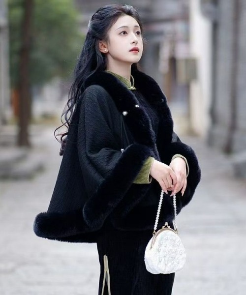 gossip!ロサンゼルス ポンチョ 「Y2Kガーリー」レトロファー付き