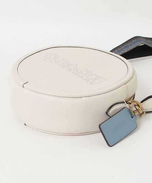 「COACH」 ショルダーバッグ フリ- ホワイト系その他 レディースの画像