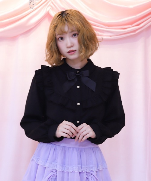 axes femme POETIQUE ブラウス シャツ ブローチ付きヨークフリル