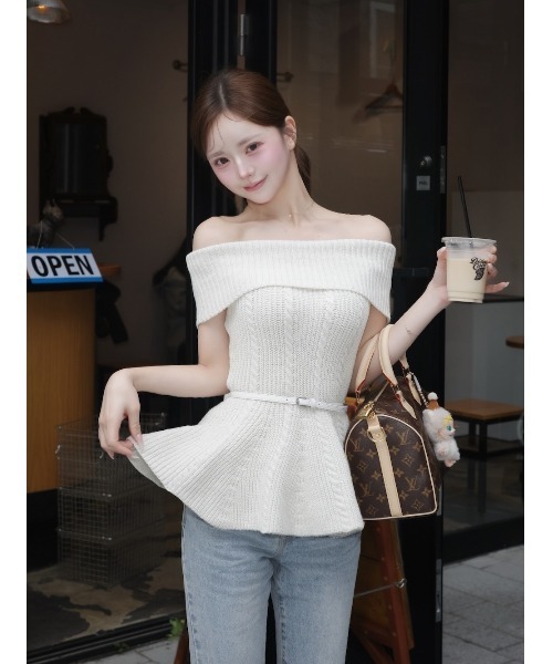 新品タグ付Darich ノースリーブ ニット ペプラム ベルト付き Darich（ダーリッチ） ニット セーター オフショルぺプラムニット