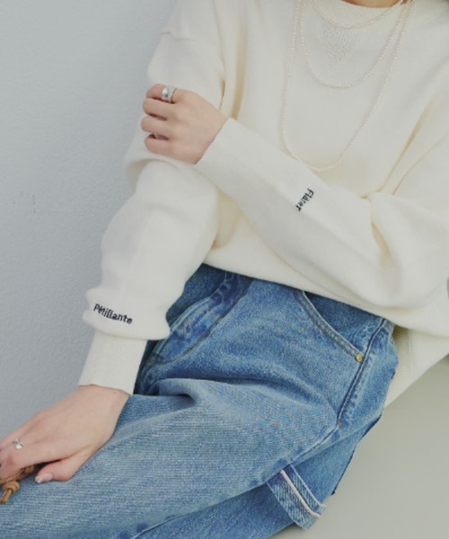 【ホワイト】ダブルロゴジャガードクルーネックニットプルオーバー (WOMENS) moment+ ニット セーター ジャガードビッグロゴニットプルオーバー
