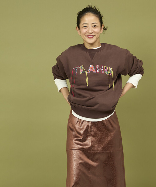 Freada（フリーダ） トレーナー スウェット ワッペンビジューロゴ