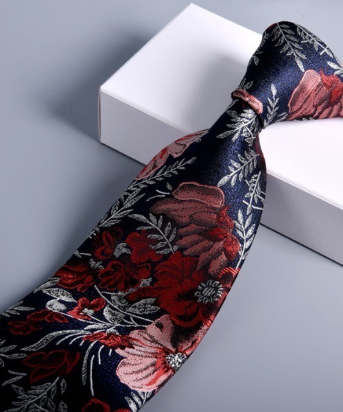 ハ*レ様 【ノベルティ有】hazama 花柄 ネクタイ 青と白 ハ*レ様 【ノベルティ有】hazama 花柄 ネクタイ 青と白 ネクタイ】白と