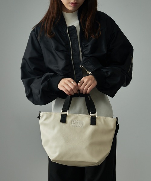 小ぶりで程よい光沢のあるトートバッグ【 FAM TOTE 】 | FREDRIK