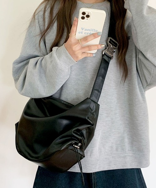 美品✨美品　ディーゼル　ショルダーバッグ　A4可　スタッズ　レザー　黒　肩掛け可 ディーゼル ショルダーバッグ スタッズ レザー 黒 - メルカリ