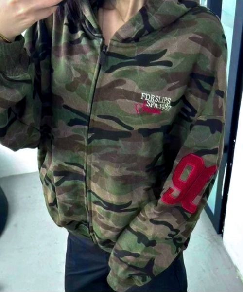 SHEENA（シーナ） パーカー バックナンバリングロゴカモフラ柄ジップ