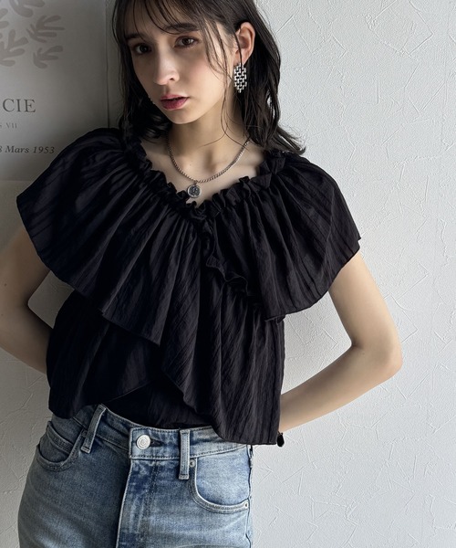 ブラウス シャツ 夏 半袖 大人ガーリーに見せる。2wayオフショルフリル 