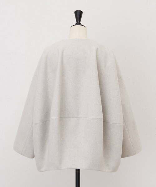 Beardsley ノーカラー　コート　 オフホワイト BEARDSLEY ノーカラーコート コート 後ろぷっくりウールショート