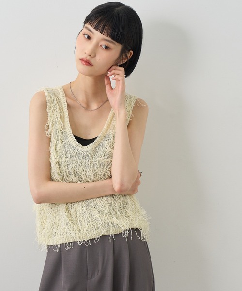 美品　シーニュ cygneフリンジニットベスト　ジレ　ホワイト NOGLE ベスト ジレ 「NOGLE/ノグル」ループ フリンジ ニット ビスチェ