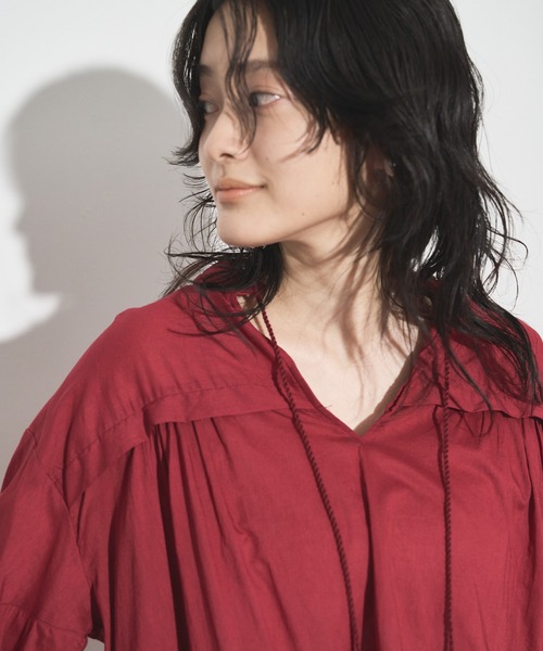 Audrey and John Wad スタンドカラータックブラウス タグ付き Audrey and John Wad スタンドカラータックブラウス タグ付き