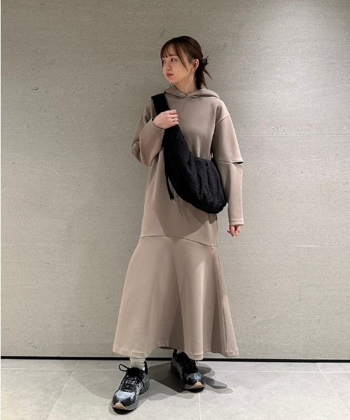 「emmi」 長袖ワンピース 1 ライトベージュ レディースの画像