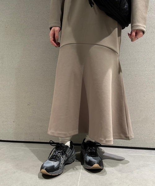 「emmi」 長袖ワンピース 1 ライトベージュ レディースの画像