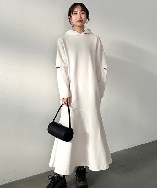 「emmi」 長袖ワンピース 1 ライトベージュ レディースの画像