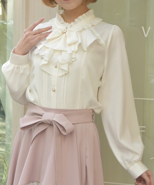 axes femme 　アクシーズファムジャボつきブラウス新品タグつき axes femme（アクシーズ ファム） ブラウス シャツ リボンジャボ