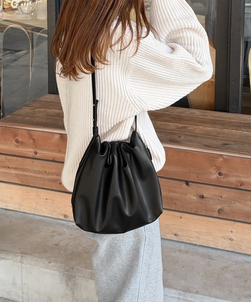 美品ノベルティ　ショルダーバッグ　ブラック　バッグ LE MORE ショルダーバッグ バッグ 「新色追加！！」「ジップカラー2