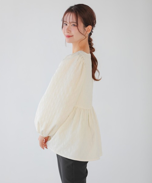 Fit more ハートネックダイヤジャガードペプラムトップス